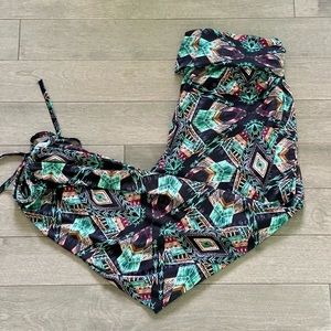 Onzie crop geometric pants